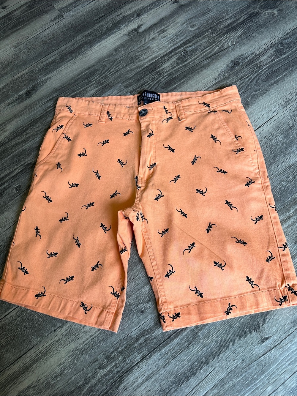 Peach Flat-Front Shorts with Navy Lizard Print size 32‎